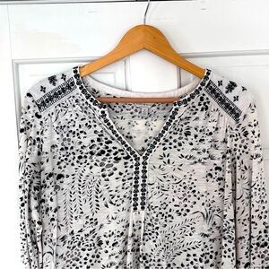 Lucky Brand Embroidered Long Sleeve V-Neck Top White and Black Print Size Small
